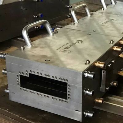 Decorazione d'interni Stampo di telaio di porta WPC in materiale 3Cr17 per dimensioni personalizzate