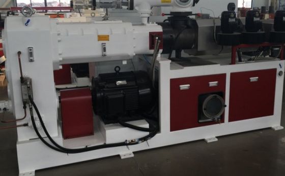 Potente linea di estrusione per legno e plastica per profilati di WPC da 37 kW