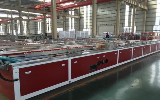 Macchina avanzata per la fabbricazione di profili in plastica in PVC WPC per la fabbricazione di pannelli per porte interne
