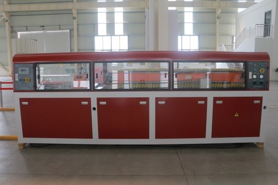 Macchina avanzata per la fabbricazione di profili in plastica in PVC WPC per la fabbricazione di pannelli per porte interne