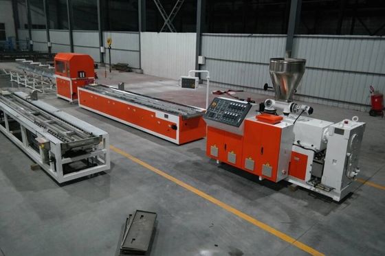 Apparecchiature di estrussione per la linea di produzione di pannelli per porte WPC