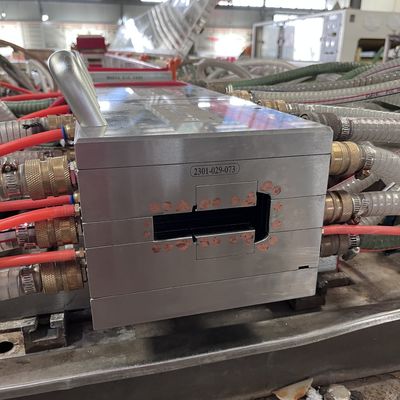Scaffalatura, lucidatura, polizzatura di PVC, giubbotti, profilati di assi, stampi di estrusione per prodotti