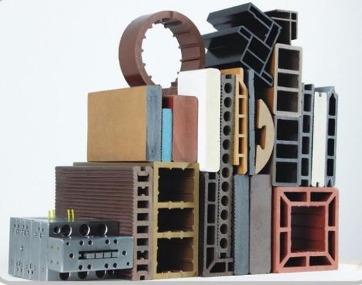 Potente linea di estrusione per legno e plastica per profilati di WPC da 37 kW