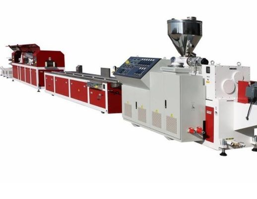 Potente linea di estrusione per legno e plastica per profilati di WPC da 37 kW