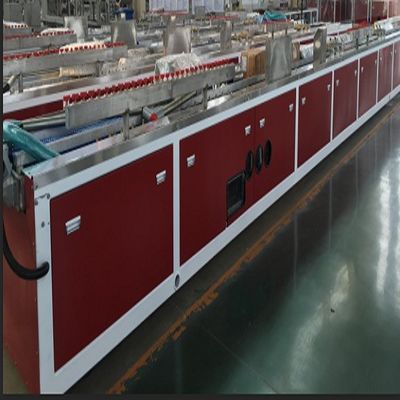 Potente linea di estrusione per legno e plastica per profilati di WPC da 37 kW