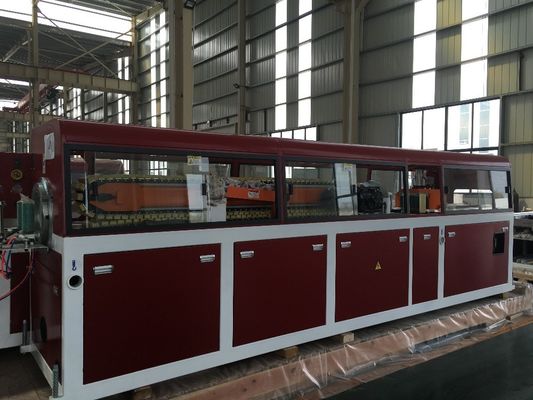 Potente linea di estrusione per legno e plastica per profilati di WPC da 37 kW