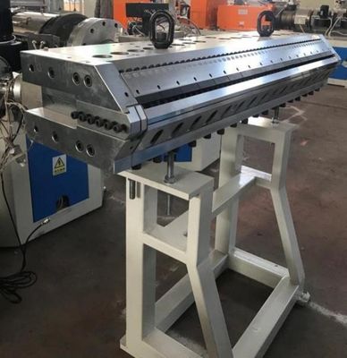 Tecnologia della linea di produzione per l'estrusione delle piastrelle di tetto in PVC per la fabbricazione di lamiere di tetto