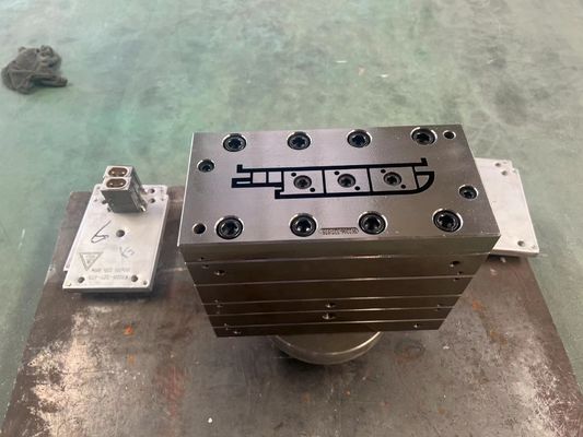 Stampo di profilo ausiliario in PVC e strumento di copertura di porta in legno in plastica in WPC con progettazione AutoCAD