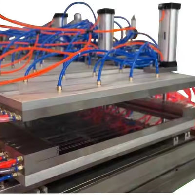 Linea di produzione di macchine per la produzione di pannelli per porte vuote in PVC argento 1000 mm WPC con PVC rigido