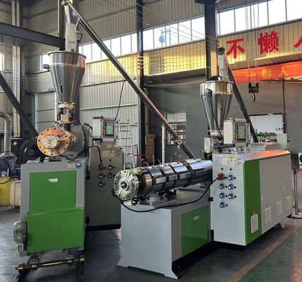 Progetto chiavi in mano di PP WPC Decking Profile Extruder Machine con soluzione per rifiuti di legno