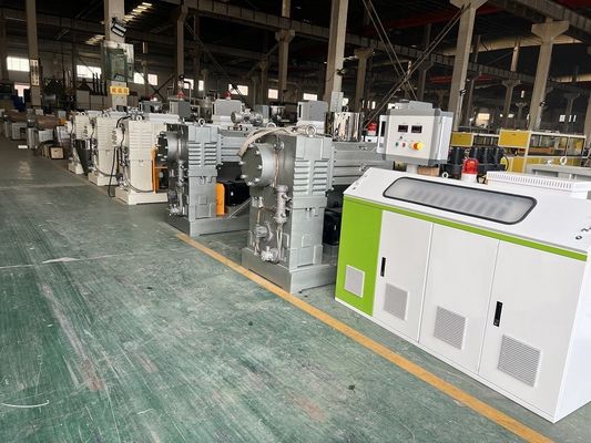 Progetto chiavi in mano di PP WPC Decking Profile Extruder Machine con soluzione per rifiuti di legno