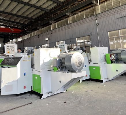 Progetto chiavi in mano di PP WPC Decking Profile Extruder Machine con soluzione per rifiuti di legno