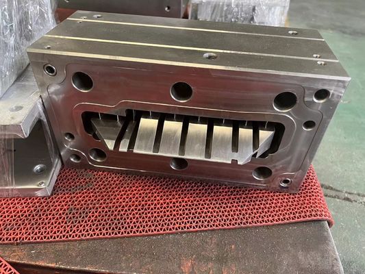 1 Stampo di porta WPC impermeabile a cavità realizzato in materiale UPVC per case e edifici moderni