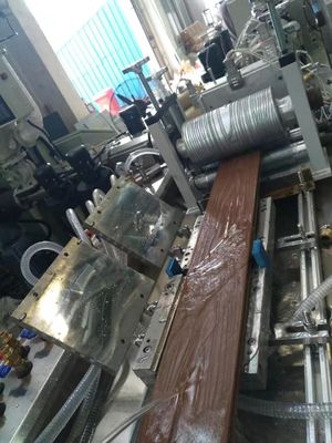 Macchina per la fabbricazione di profili di pavimentazione in WPC a doppia vite di plastica PE per 150-200 kg/h Capacità