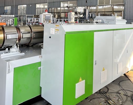 Macchine per la realizzazione di pavimenti esterni in legno WPC in plastica composita