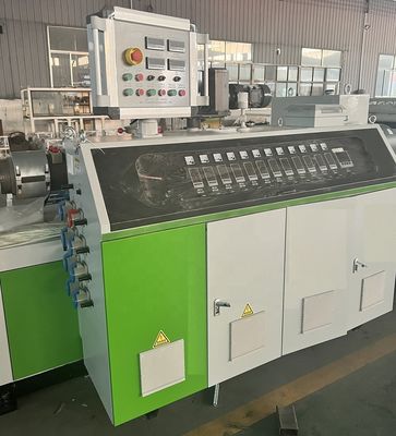 Macchine per la realizzazione di pavimenti esterni in legno WPC in plastica composita