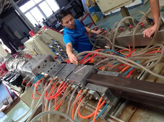 Linea di estrusori per pavimenti in legno e plastica composita con capacità 150-200 kg/h