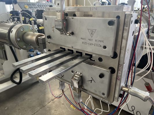 Modello di estrussione in WPC per pavimentazione in legno di plastica larghezza 150 mm