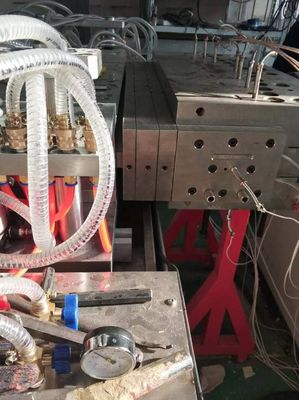 92/188mm Diametro di vite UPVC/WPC Macchina di estrussione per pannelli di porte per opere di costruzione