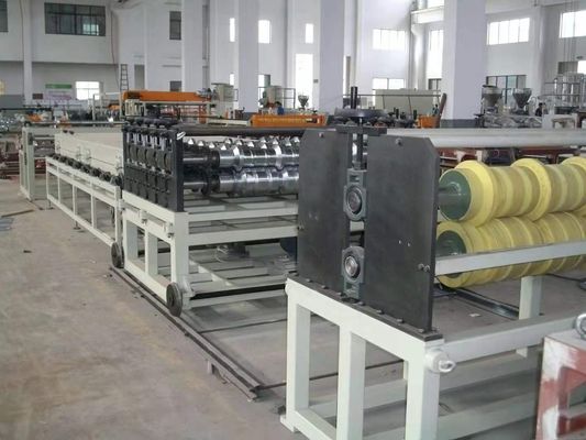 Linea di produzione di piastrelle per tetto in PVC a doppia vite con diametro di vite di 80/156 mm