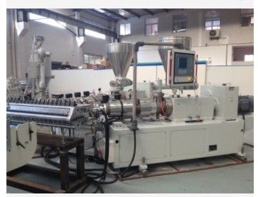 Macchina di estrussione conico a doppia vite di lamiere di tetto vetrate in PVC con ABB Inverte