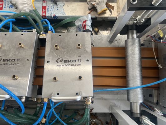 Linea di macchine di estrusione WPC a doppia vite conica a rotazione contraria per una produzione superiore