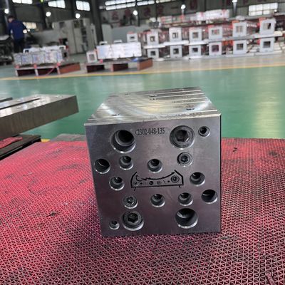 Stampo di estrusione per la linea di produzione di profili ausiliari in PVC a 1 cavità e coperture di porte in WPC