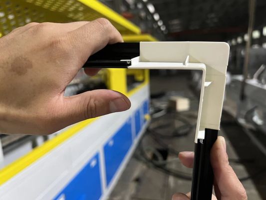 Fabbricazione di stampi per la banda del bordo delle porte in UPVC finitura argento con disegno personalizzato e materiale 3CR17