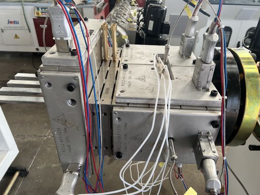 Macchina di produzione di pannelli di soffitto in PVC a doppia vite conica a rotazione contraria ad alta produttività