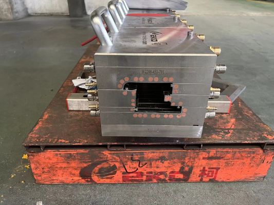 Prodotto domestico Stampo di estrussione per la produzione di profili di finestre e porte in UPVC