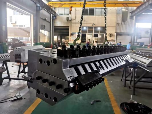 Linea di estrusione del pavimento SPC cinese con modalità di modellazione 3CR17 e stampo di estrusione