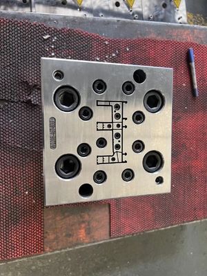 Profili in PVC personalizzati con materiale da stampo 3CR17 Produzione e progettazione