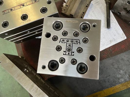 Matrice / Stampo di estrusione in PVC in argento progettato per AutoCAD e produzione di precisione
