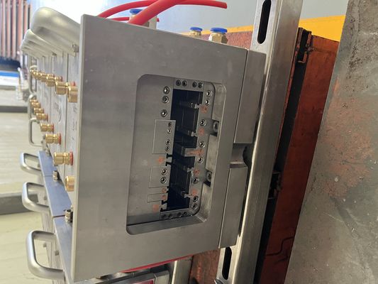 Stampo per pavimenti in UPVC per utensili di estrusione in legno e plastica in materia e progettazione di dimensioni del cliente