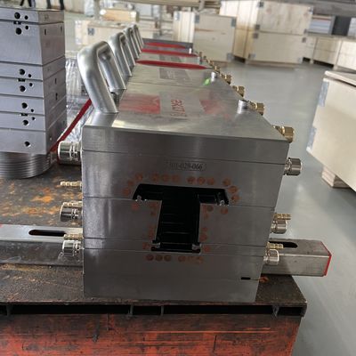 Disegno AutoCAD Forme di profilo in PVC argento per estrussione di finestre e porte in vari disegni