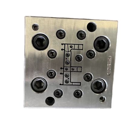Precise PVC WPC Silver Door Frame Profile Extrusion Mould per le esigenze di stampaggio in plastica
