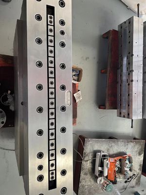 Modello di estrussione per pannelli vuoti in PVC/macchina per la fabbricazione di finestre in PVC