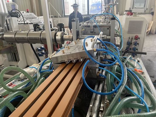 Strumenti di estrussione di stampi per pavimenti e pannelli murali in PE progettati per AutoCAD