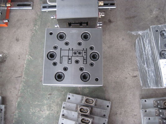 Estrusione di profili in PVC per finestre e porte in finitura argento con materiale da stampo 3CR17