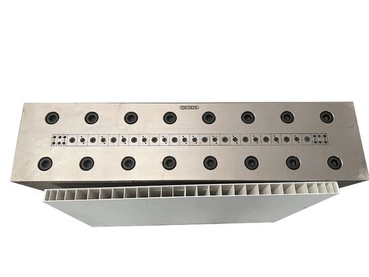 Fabbricazione di pannelli di PVC per recinzioni per animali da allevamento