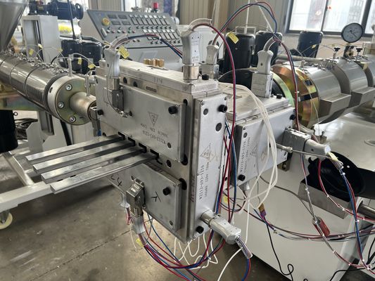 Scaffalatura di tubi WPC in PVC per la progettazione di stampi per estrussione per le esigenze del cliente