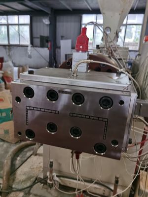 Stampo di estrusione per profili di finestre in PVC in argento per diversi disegni e architetture di bloccaggio