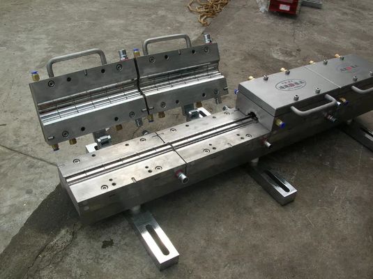 Forme di estrussione per profili in PVC di finitura argentea per modellare parti di finestre e porte