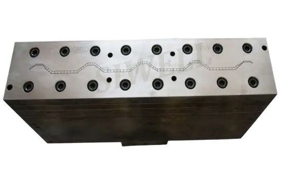 Forme di estrussione per tetto vuoto corrugato in PVC argento per un processo di produzione fluido