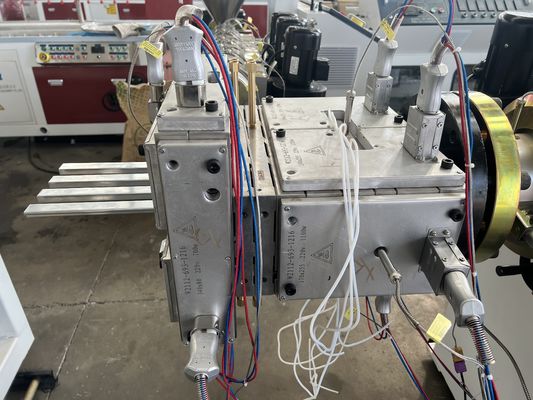 Macchina per la produzione di rivestimenti in WPC con stampo di rivestimento cavo da 261*31 mm e materiale PE