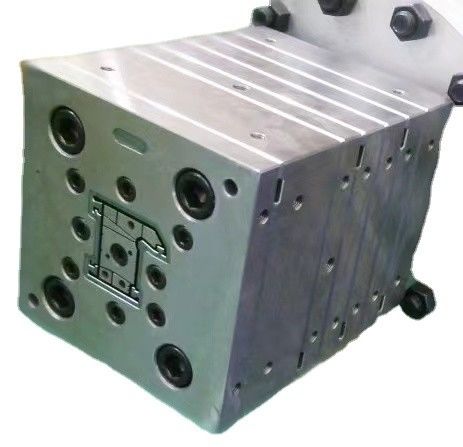 Forme di estrussione per profili in PVC di finitura argentea per modellare parti di finestre e porte